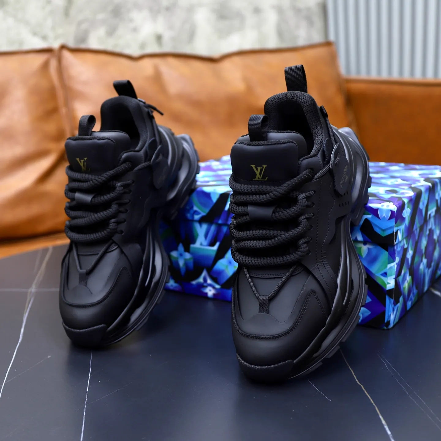 Ex-factory price: 600💰【LV】Louis Vuitton is a high-end brand of men's shoes, new model on the market, top luxury brand, the latest fashionable casual men's shoes, a trendy and versatile style, relaxed and sporty, with calfskin upper and ultra-fine workmanship. The original personalized fashionable rubber wear-resistant outsole is light and comfortable on the foot. Code number: 39-44 (45, 46 customized)
